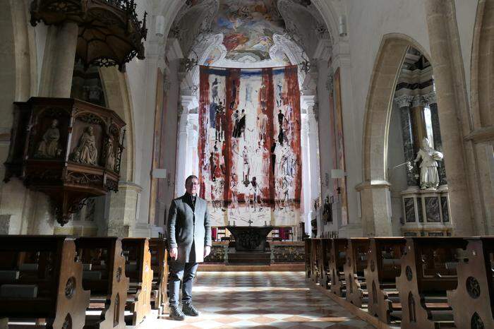 Der Lienzer Dekan Franz Troyer freut sich über die Wirkung von Michael Hedwigs Fastentuchs in der Pfarrkirche St. Andrä
