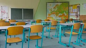 Klassenzimmer, Schule, Schulzimmer, Klassenraum, leer, Tafel, Schulbänke, Schultafel, Geographie, Weiterbildung, Hintergrund, Stühle, leeres, Schulpolitik, Abbildung, Ausbildung, innen, Interieur, Pause, Klasse, Landkarte, lernen, Mobiliar, niemand, Objekt, Schreibtisch Schulung, studieren, Stuhl, Wand, Zimmer, Innenaufnahme, Möbel, Raum, Tische 