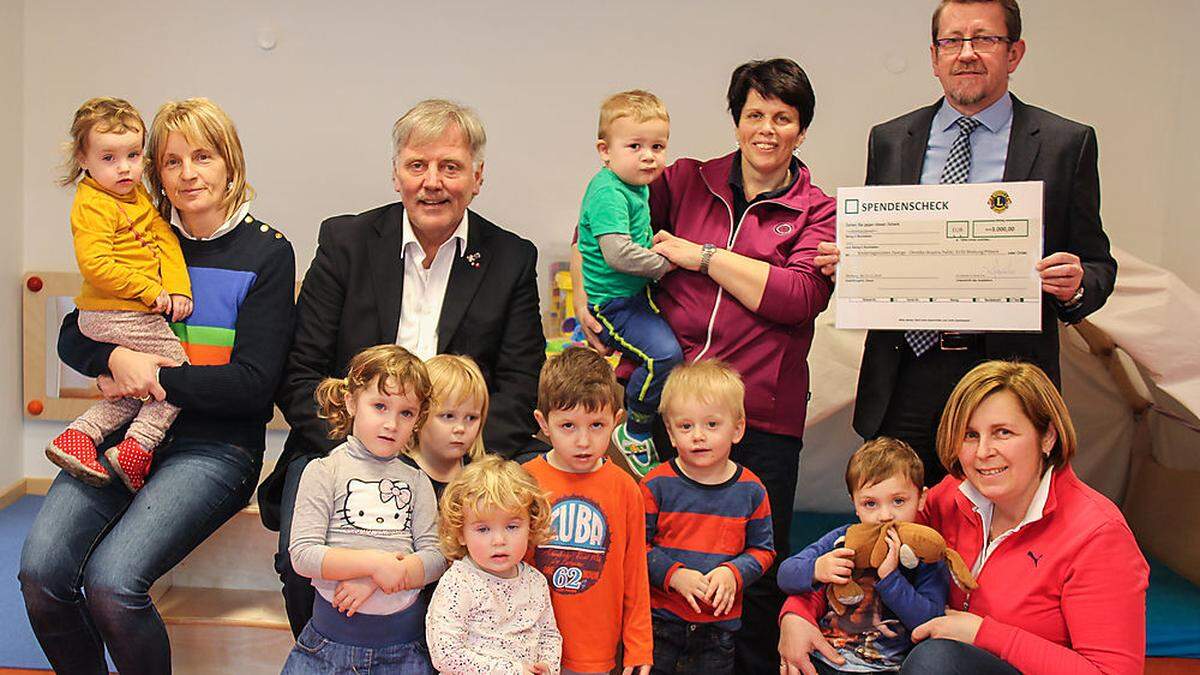 Spendenübergabe mit Branko Perč (rechts) und Visotschnig in der neuen Kinderbetreuungsstätte