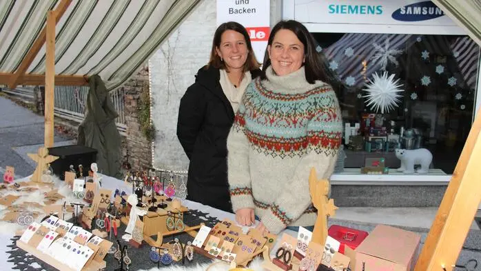 Knapp 40 Vereine, Institutionen, Hobby-Künstler, Betriebe und private Aussteller präsentierten beim beliebten Christkindlmarkt am Marktplatz in Ligist wieder Kunsthandwerk, Dekoartikel, kulinarische Leckerbissen, selbstgemachte Mehlspeisen, Punsch, Glühwein und sorgten für beste Adventstimmung in entspannter Atmosphäre.