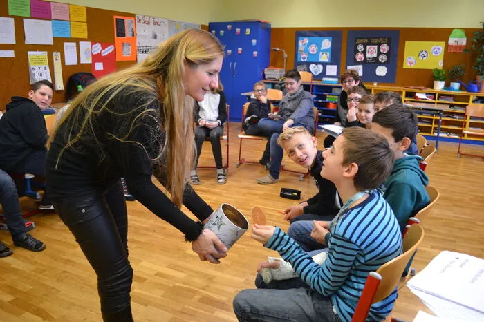 Als Belohnung für das brave Mitlernen verteilt sie zum Abschluss eine echte Spezialität, die Stroopwafels. Das Gelernte können die Schüler dabei gleich einsetzen: Mit einem „Dankjewel“ greifen sie nach den leckeren Waffeln.