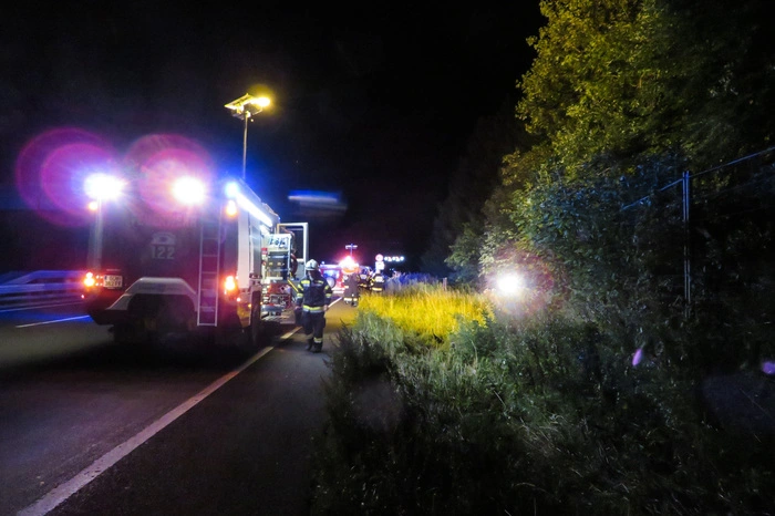 Die Feuerwehr Nestelbach bei Graz stand zwei Stunden mit 18 Mann und drei Fahrzeugen im Einsatz. Für die Bergung des Fahrzeuges wurde die Feuerwehr Gleisdorf mit dem schweren Rüstfahrzeug nachalarmiert.
