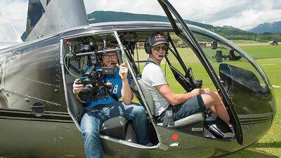   Kameramann Christian Rieder ging mit Hubschrauberpilot Thomas Morgenstern in die Lüfte