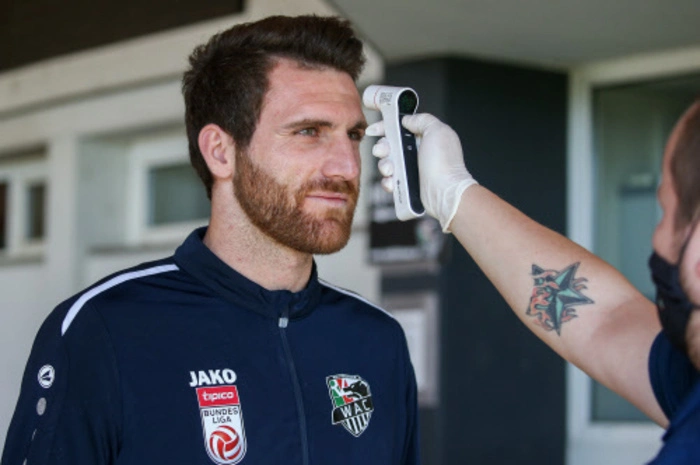Miguel Vieir bei der Temperaturmessung vor dem Training