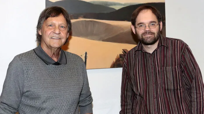 Der Besucherandrang in der „villahafner“ in Maria Lankowitz bei der Eröffnung der Ausstellung "Wege" von Künstler Stephan Hafner (rechts am Foto) war enorm. Dort zeigt er einen Querschnitt aus den Bildern und Installationen der vergangenen 16 Jahre. Unter den zahlreichen Interessierten waren auch Bürgermeister Kurt Riemer sowie eine Vielzahl an Künstlerkollegen, unter ihnen Hans Gigerl (links am Foto), Claus Rudolf Reschen, Franz Dampfhofer und Johann Wegscheider.