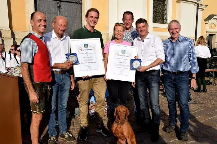 Bürgermeister Gerhard Rohrer und der Gemeindevorstand überreichten bei dieser Gelegenheit Ehrenmitgliedsurkunden an Franz Ropper und Gerhard Simon (FF Hütt), Walter Schober (Tennisclub St. Veit am Vogau), Johann Patz (USV Siebing), Herbert Pratter (Tennisverein St. Nikolai ob Draßling) und Johann Jagonak (FF Labuttendorf).