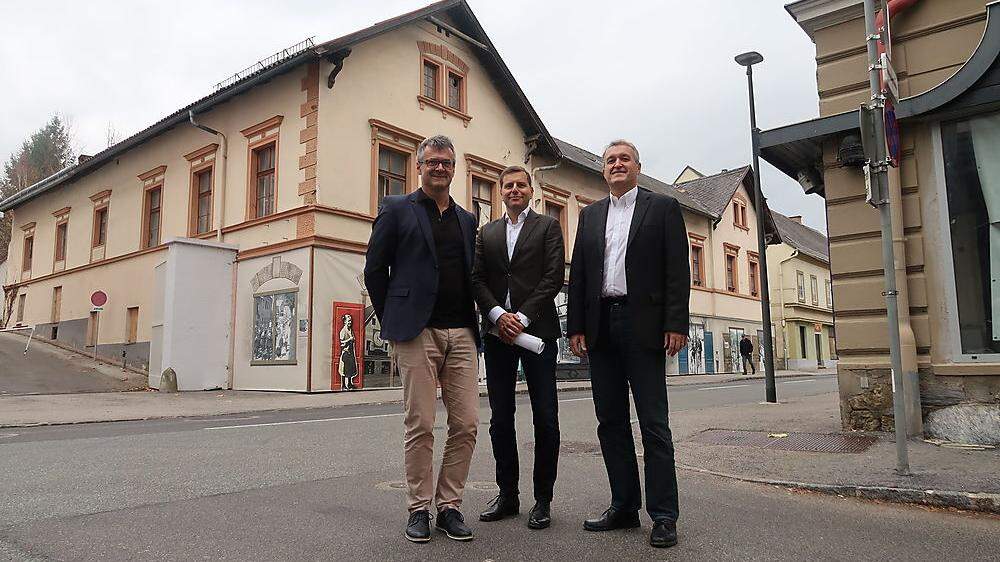 Baudirektor Peter Drexler, Bernd Kohlbacher und Karl Rudischer vor dem Wallnerhaus