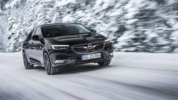 Der neue Opel Insignia Grand Sport 4x4 fährt mit einem Twinster-Allradantrieb vor, der über Torque Vectoring verfügt: Dabei ersetzen zwei Lamellenkupplungen an der Hinterachse ein konventionelles Differenzial.