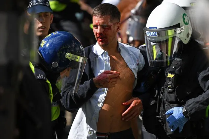 In den USA heizte der Tod eines weiteren Schwarzen bei einem Polizeieinsatz die Proteste weiter an, in London kam es bei einer Gegendemonstration Rechtsextremer zu Zusammenstößen mit der Polizei.