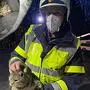 Ein Feuerwehrmann seilte sich ab und rettete die Katze aus dem Schacht