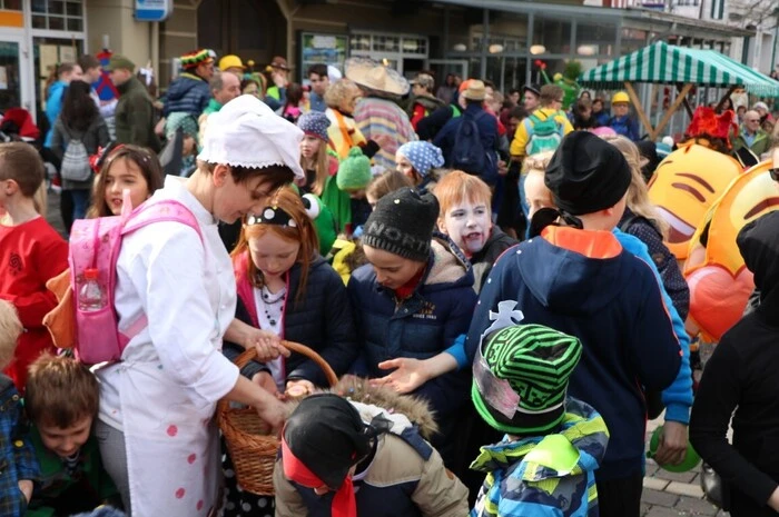 Viel Spaß hatten auch die Kinder und Jugendlichen von den Schulen und dem Kindergarten, die sich alle am Hauptplatz trafen.