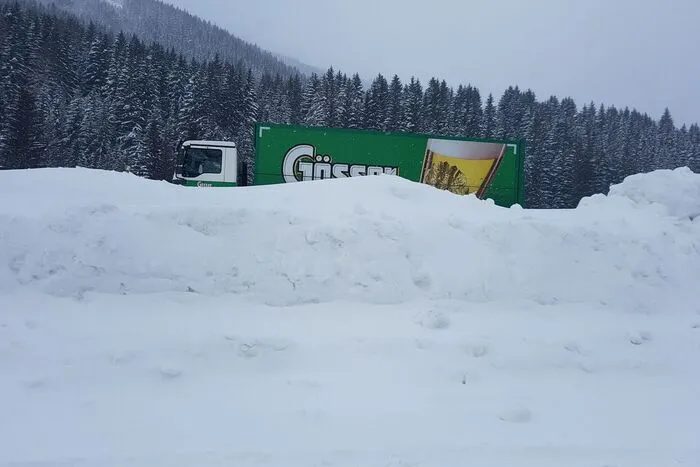 Selbst Lkw verschwinden hinter Schneebergen.