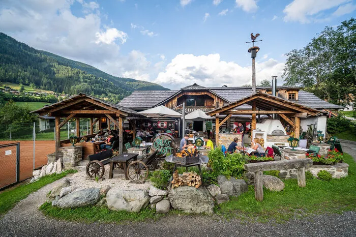 Trattlers Einkehr, Bad Kleinkirchheim: Mit der "Einkehr" hat der Trattlerhof die Hüttenromantik für sich gepachtet. Auf der teilweise überdachten Sonnenterrasse gibt es Heizstrahler für kühle Abende. Geboten werden auch Grillabende mit Live-Musik, Spielplatz und Ponyfarm.