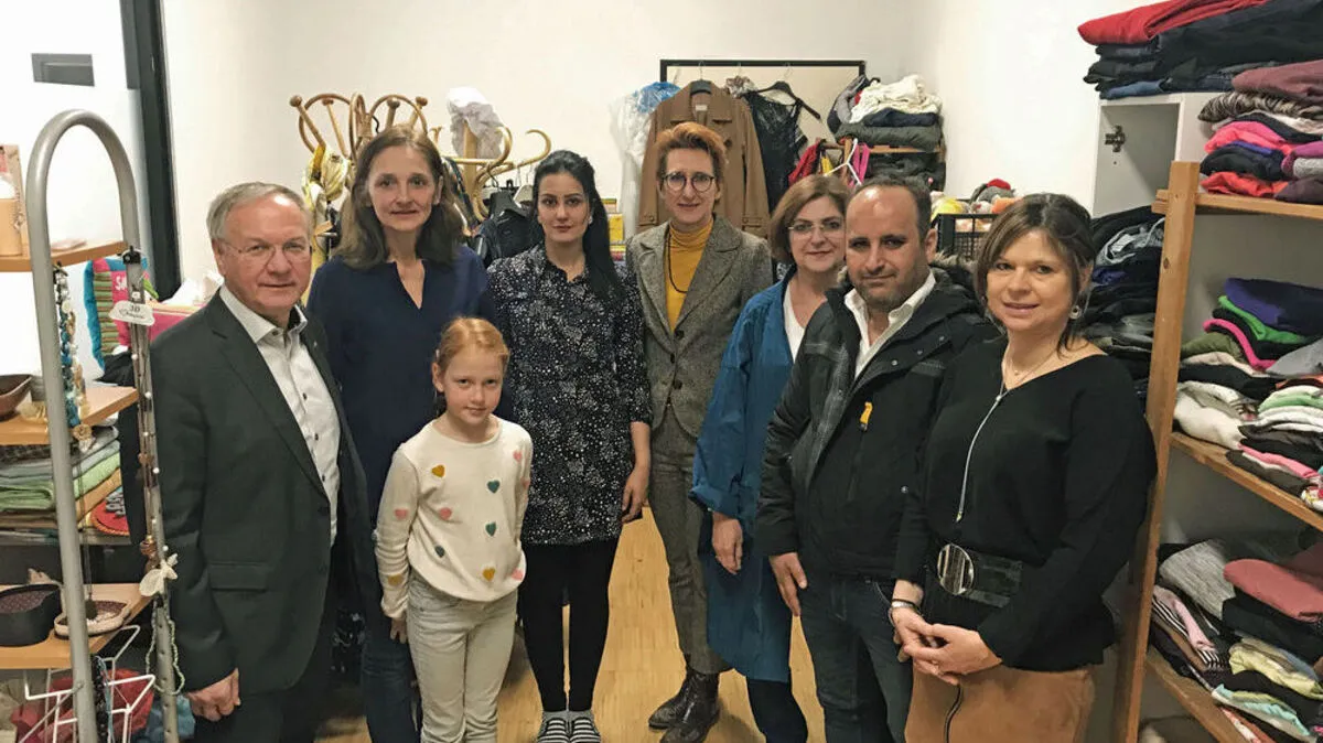 Josef Ober, Astrid Lagger mit Tochter Julia, Nura Aldulaimi, Ingrid Herbst, Gerlinde Hauer, Omar Aldulaimi und Edith Raab bei der offiziellen Eröffnung des "Hol dir was-Ladens" in Feldbach