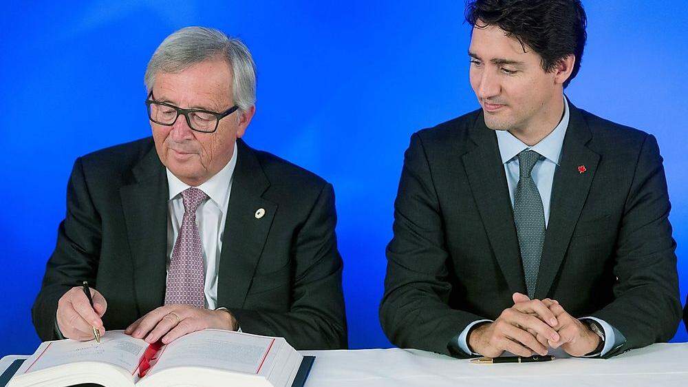 Jean-Claude Juncker und Justin Trudeau bei der Unterzeichnung des Ceta-Abkommens