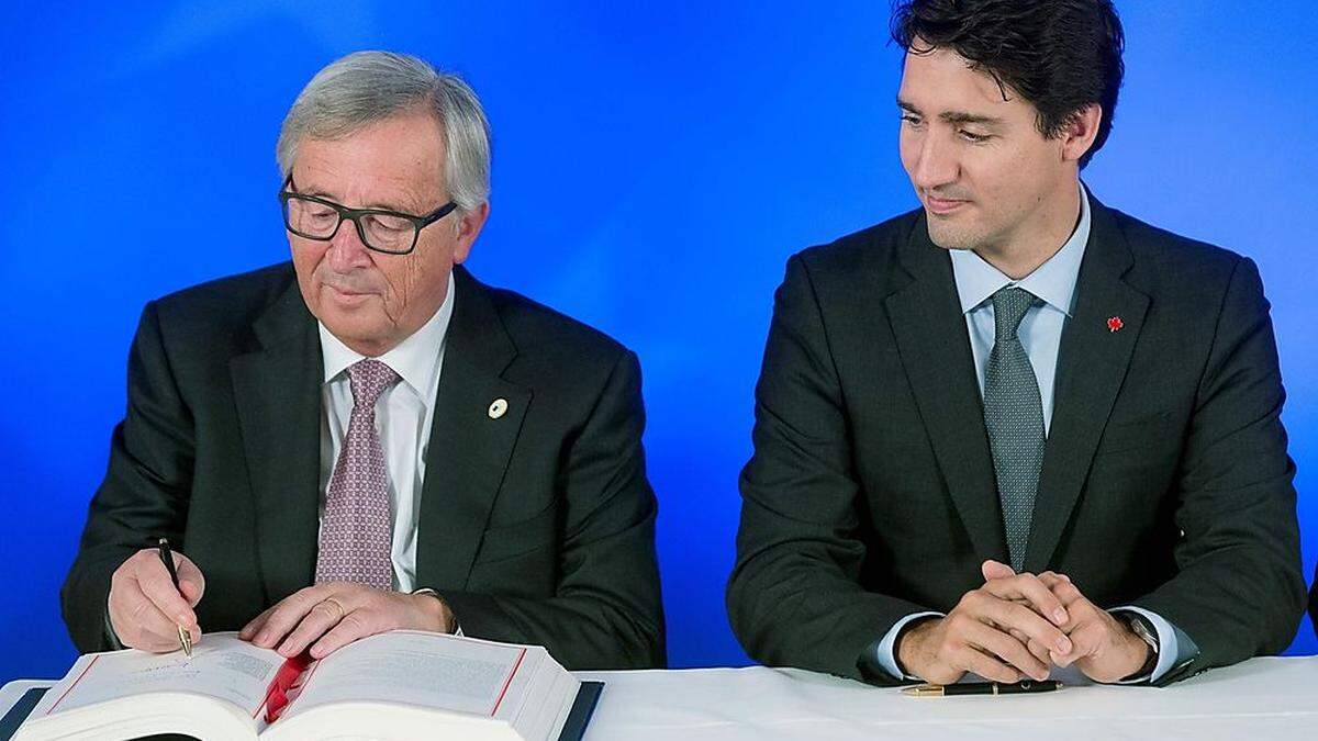 Jean-Claude Juncker und Justin Trudeau bei der Unterzeichnung des Ceta-Abkommens