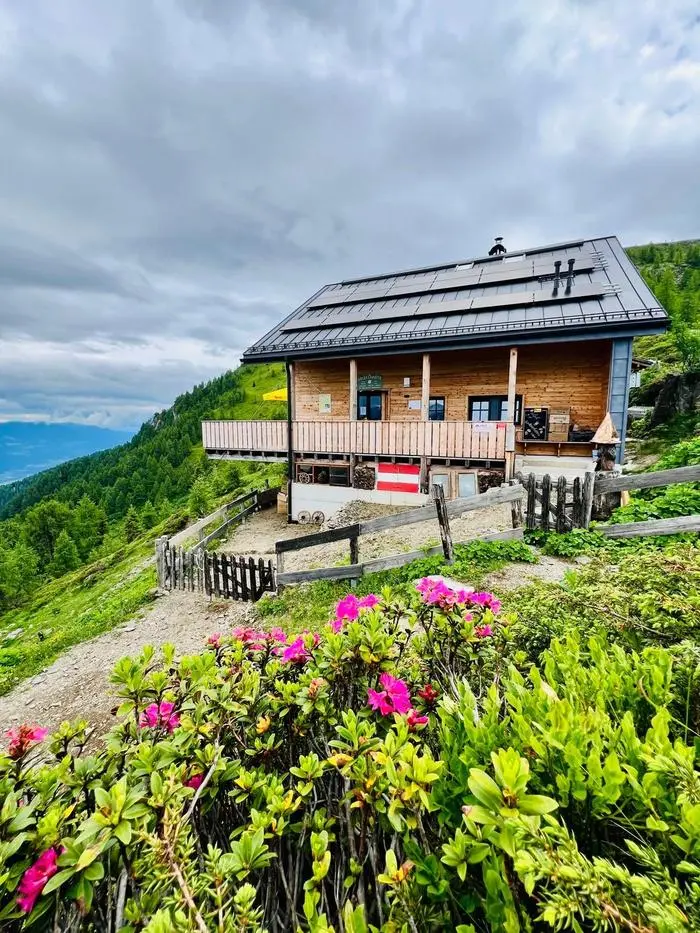 Die renovierte Goldeckhütte liegt in 1900 Metern Höhe