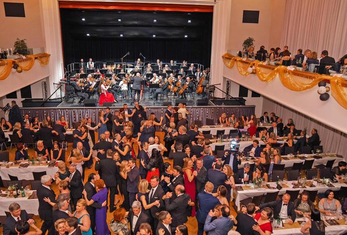 Der Stadtball in Bruck wird als Charityball vom Roten Kreuz Bruck ausgerichtet