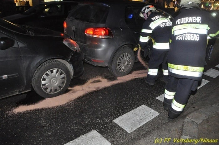 Die beiden Autos wurden von der Unfallstelle entfernt, wobei das stark beschädigte Fahrzeuge, aus dem Betriebsmittel flossen, von der Feuerwehr zu einem gesicherten Abstellplatz gebracht wurde.