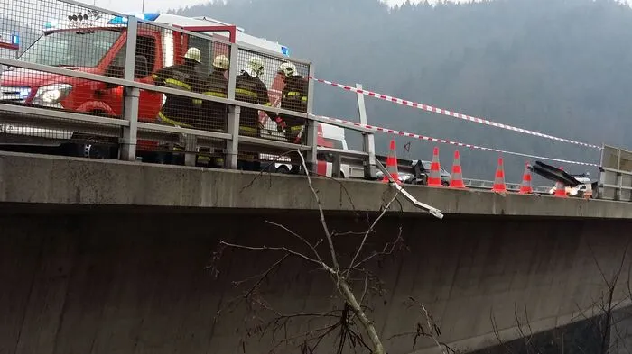 An dieser Stelle durchbrach der Lkw die Leitschiene und stürzte rund 20 Meter in die Tiefe.