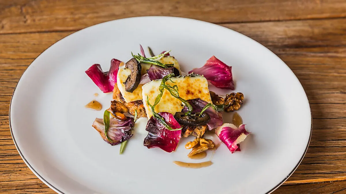 Geschmacksvielfalt: die Bitternoten des Radicchio passen gut zum Karamell auf dem ohnehin leicht süßlichen Schafkäse
