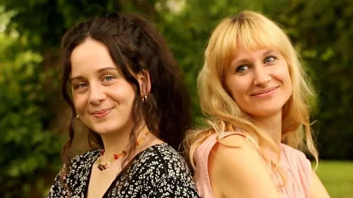 Viktoria Zink und ihre Schwägerin Laura Pabst (r.) präsentieren ihr gemeinsames Bestimmungsbuch über mitteleuropäische Insekten