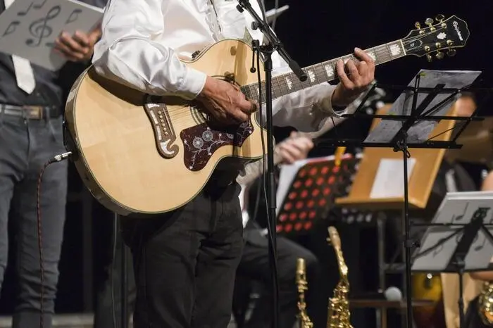 Unter der Leitung von Walter Bischof wurde zu einer musikalischen Reise unter dem Motto „Weltweit daham 5“ eingeladen.