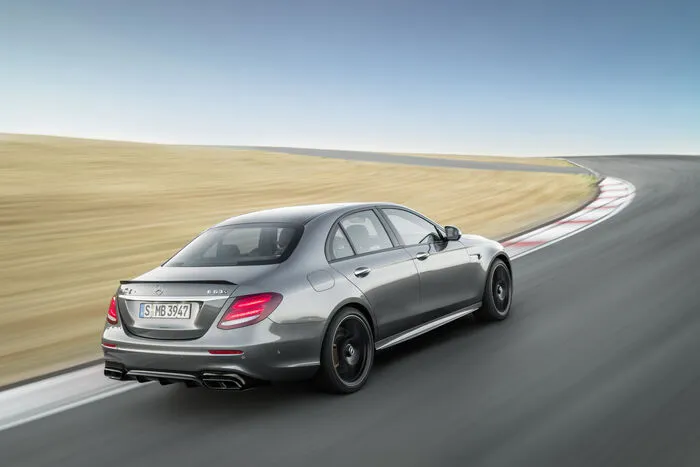 Es steht über ein breites Drehzahlband von 2500 bis 4500 U/min zur Verfügung. Der Spurt aus dem Stand auf Tempo 100 km/h ist in 3,4 Sekunden erledigt, und der Vortrieb endet bei der abgeregelten Höchstgeschwindigkeit von 250 km/h (mit AMG Driver‘s Package: 300 km/h).