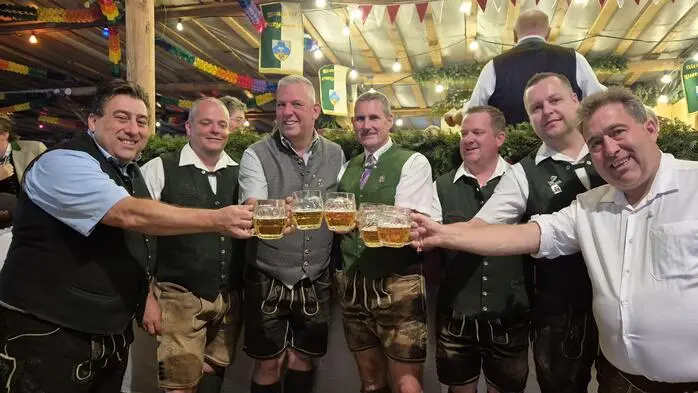 Die offizielle Eröffnung nahmen Bierzeltchef und Kommandant der FF Altaussee, Christian Fischer, und Altaussees Bürgermeister Gerald Loitzl (Mitte) vor