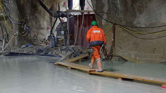 Im Tunnel haben die Arbeiter immer wieder mit Wasser zu kämpfen