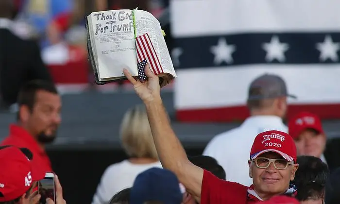 "Danke Gott, für Trump": Ein Trump-Fan mit einer Bibel