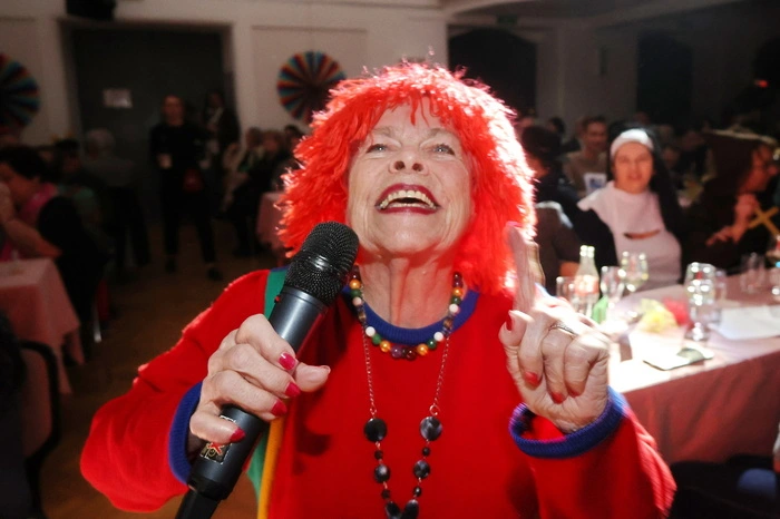 Steffi Ulrich textete und sang das Murecker Faschingslied.