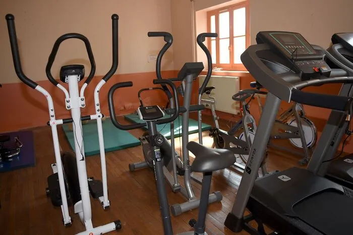 Zudem gibt es einen Schlosspark mit hundert Jahre alten Bäumen, ein kleines Fitnesstudio, Aufenthaltsräume und Klassenzimmer.