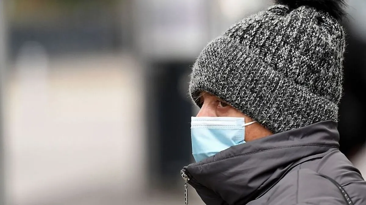 Tragen Sie überall, wo es vorgeschrieben ist, eine Mund-Nasen-Schutz-Maske