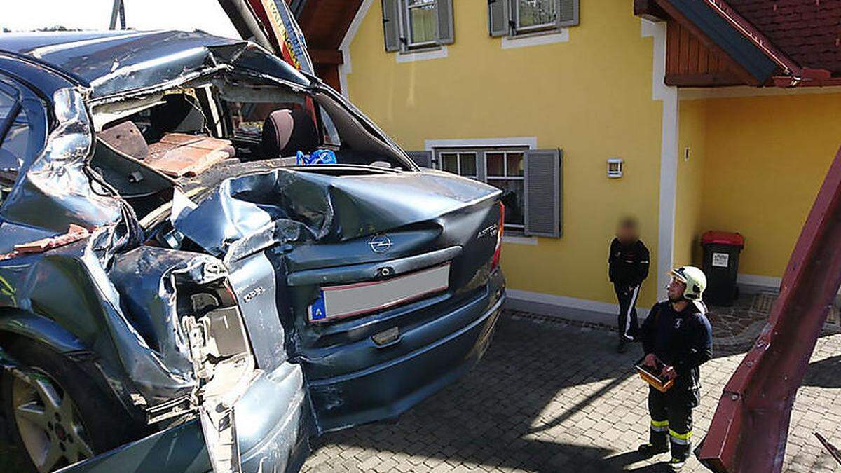 Das Auto bei der Bergung mit dem Feuerwehrkran