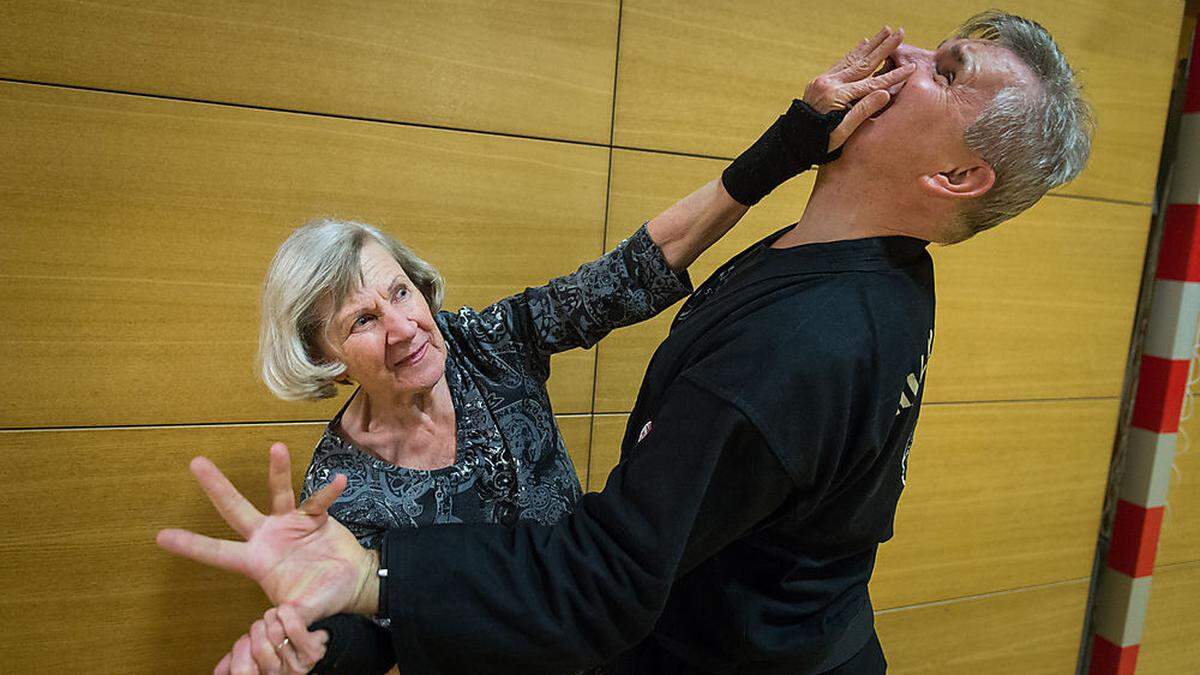 Mirja Herster im Nahkampf mit Trainer Norbert Pelzl