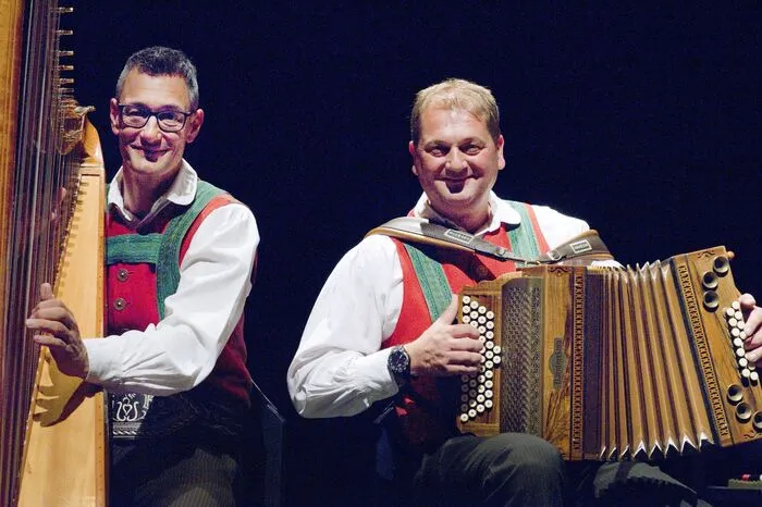 Mit dabei waren auch die RiDuRi Musi, die Mia4a-Rachauer Männerstimmen und die Volkstanzgruppe "D Roßecker z'Bruck". Gespielt wurde hochwertige Volksmusik, bekannte, aber auch selbstkomponierte Stücke, Bläserweisen, Solostücke und vieles mehr. Die Mia4a-Rachauer Männerstimmen geben bodenständige Lieder zum Besten und die junge Brucker Volkstanzgruppe "D Roßecker z'Bruck" tanzte und plattelte ein sehenswertes Programm.