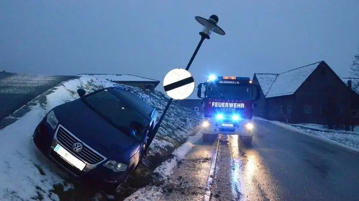 Das Auto kam in extremer Schieflage zu stehen.