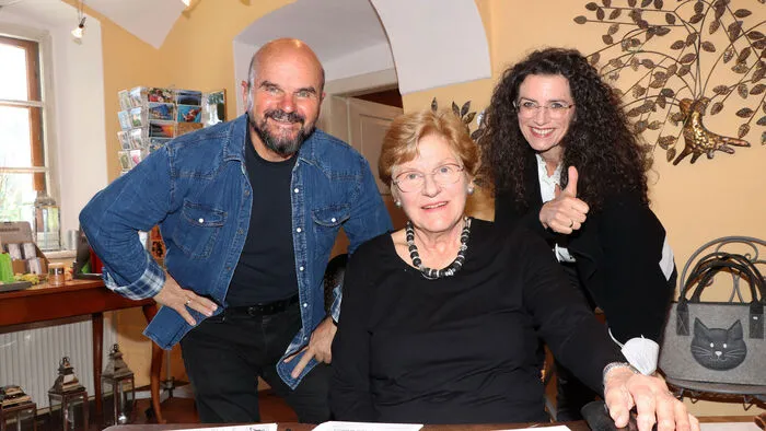 Konnten sich wieder über ein sehr schönes Konzert im Schloß Albeck freuen am Foto von Links: Toni Knittel, Elisabeth Sickl und Margit Knittel.