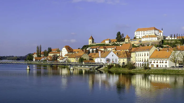 Ptuj. Die älteste Stadt Sloweniens birgt so manche Überraschung über und unter der Erde. Zum Beispiel das erhabene Schloss mit der größten Turquerien-Sammlung Europas, den ältesten Weinkeller Sloweniens mit alten Fässern und Archiv-Weinen aus dem Jahr 1920, eine entzückende, schön restaurierte Altstadt mit zahlreichen Cafés und Restaurants, eine feine Therme am Stadtrand zum Relaxen und Wohlfühlen und ein grünes Auf und Ab von sanften Weinbergen in der bevorzugten Weinregion Haloze. So interessant und fast vor der Haustür.