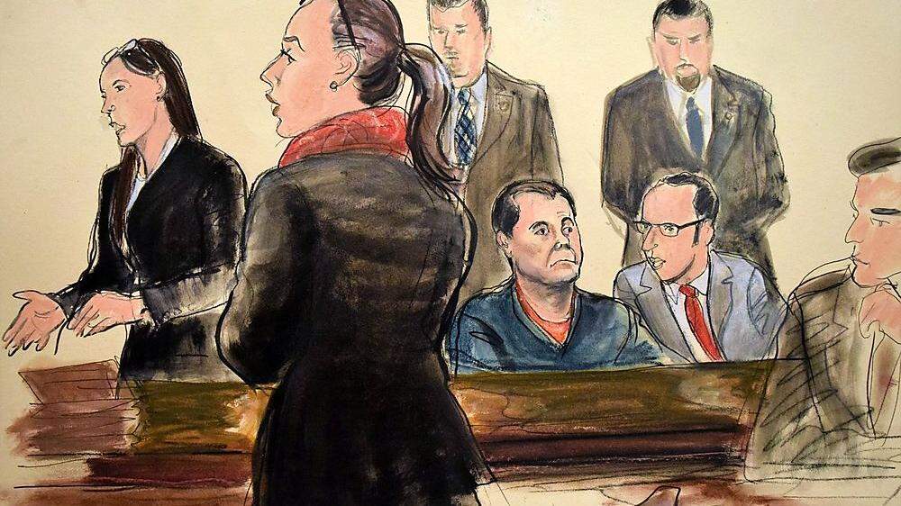 'El Chapo' (Mitte) hört seiner Verteidigerin Michelle Gelernt (links) zu