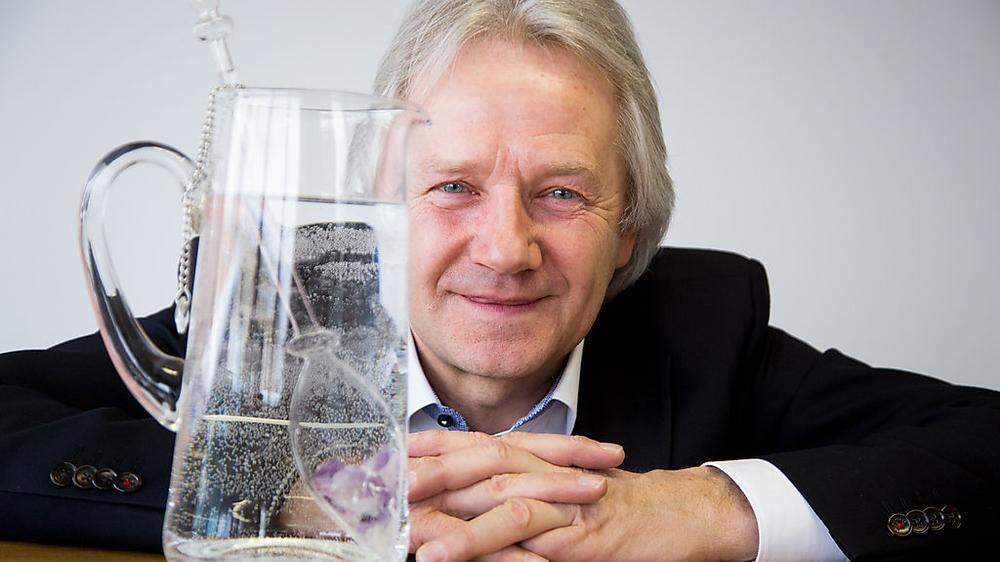Hans Leber, zertifizierter Wasserprüfer, spricht in seinem Vortrag über „Reines Wasser – gesunder Körper“