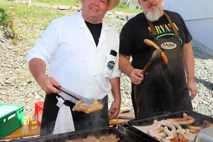 Grillspezialitäten gab es von Reinhold Göderle (am Foto Links) sowie selbstgemachte Kuchen und Torten für die zahlreichen Besucher des Maibaumfest.