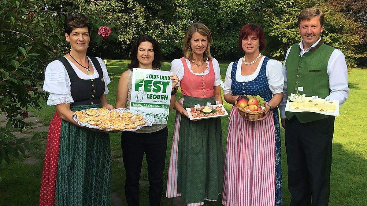 Gut gerüstet fürs Fest: Bezirksbäuerin Ilse Wolfger, Stadtmarketingobfrau Bärbel Wacker, Hotelchefin Maria Friedl, Festorganisatorin Eva Maria Lipp und Andreas Steinegger, Landwirtschaftskammerobmann des Bezirks Leoben 