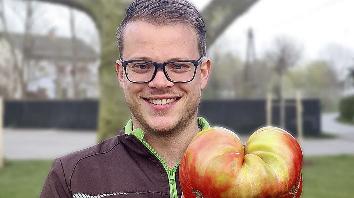 Christoph Schieder und seine Rekordtomate aus Bad Blumau