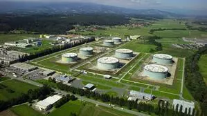 In den Türmen der Erdöllagergesellschaft (ELG) an der B 76 in Lannach lagern Hunderttausende Tonnen Rohöl für den Krisenfall. 