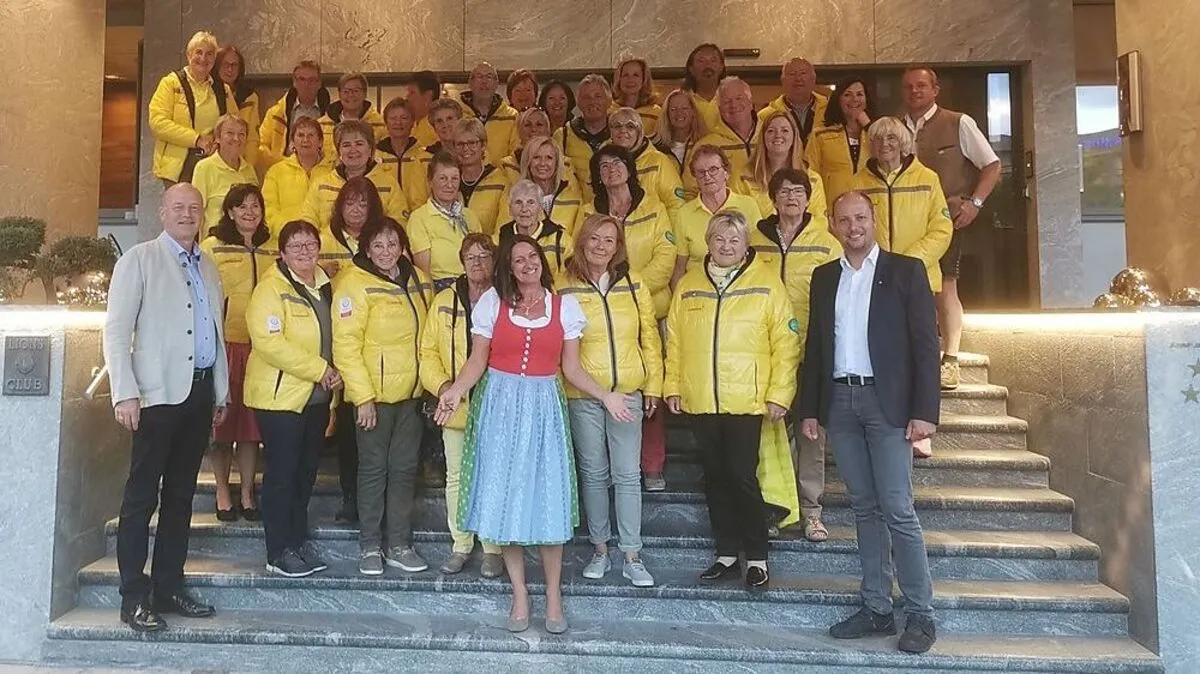 Obfrau Wilma Weikl-Trinker gemeinsam mit ihrem Herzlichkeitsteam sowie Bürgermeister Trinker und Tourismuschef Schattleitner