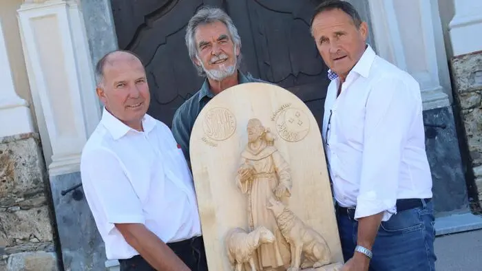 Der Weizer Pfarrer Anton Herk-Pickl, Holzschnitzer Johann Pendl und Alpenvereins-Obmann Siegfried Pirkheim