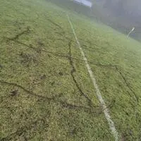 Der Sportplatz wurde schwer beschädigt