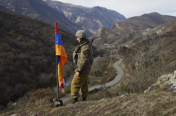 Ein armenischer Soldat in Bergkarabach
